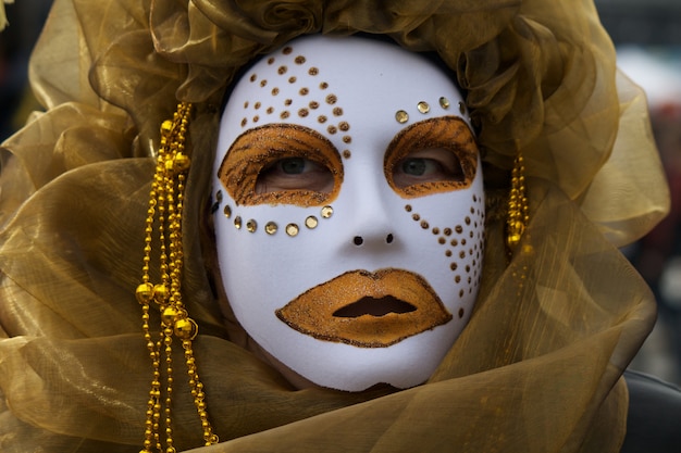 Persone in costume per il carnevale di Venezia