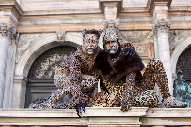 Persone in costume per il carnevale di Venezia