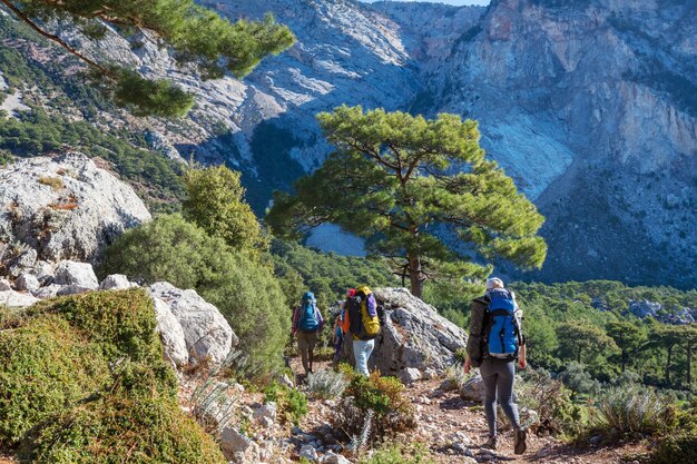 Persone in escursione in montagna