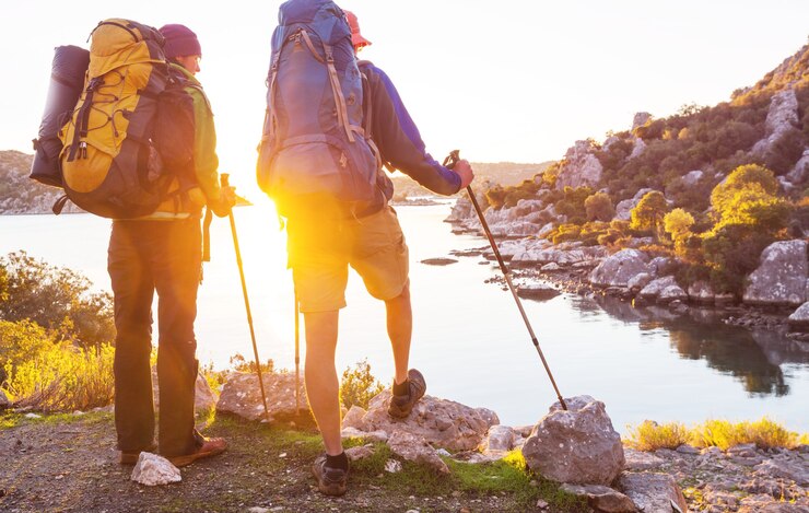 Persone in escursione in montagna
