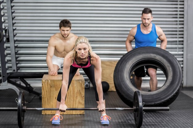 Persone in forma facendo esercizi in palestra CrossFit