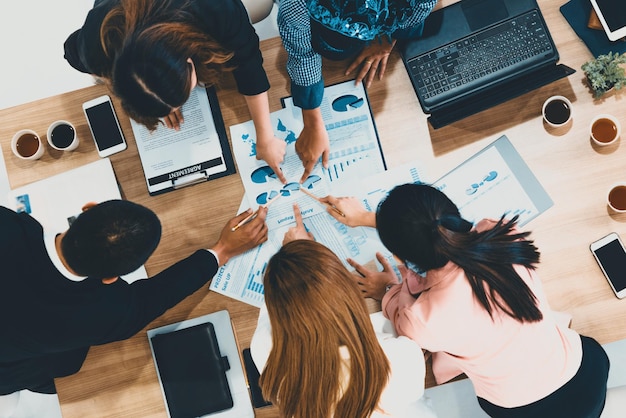 Persone in gruppo che si riuniscono in ufficio