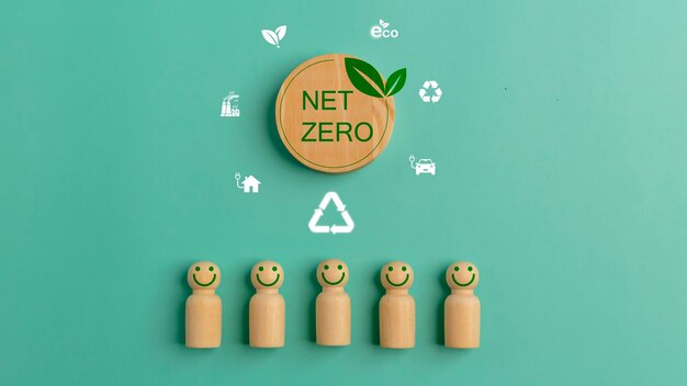 Persone in legno con simboli ecologici Concetto di riciclaggio zero rifiuti