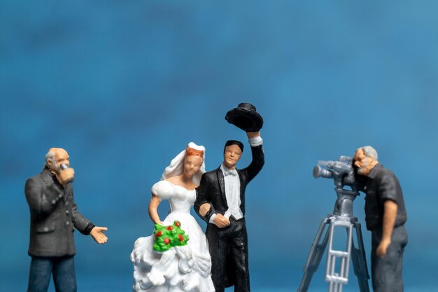 Persone in miniatura Concetto di cerimonia di matrimonio in streaming live di coppia, Buon San Valentino