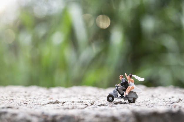 Persone in miniatura: coppia in sella alla moto