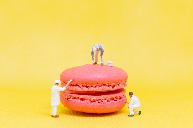 Persone in miniatura: i pittori colorano il macaroon