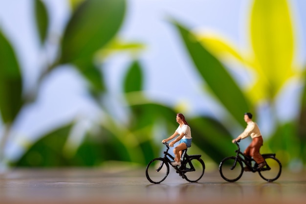 Persone in miniatura in piedi con la bici Giornata mondiale della bicicletta concetto