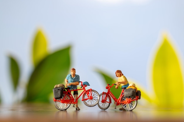 Persone in miniatura in piedi con la bici Giornata mondiale della bicicletta concetto