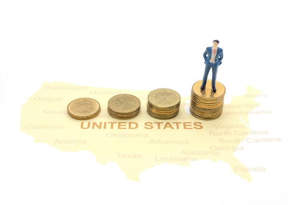 Persone in miniatura, uomo d'affari in piedi sulla mappa americana