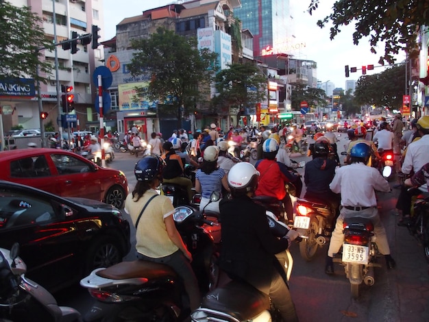 Persone in moto sulla strada in città