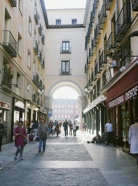 Persone in piazza di Madrid