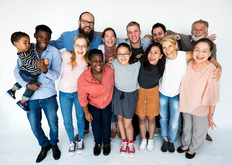 Foto persone in piedi in gruppo e in posa per il servizio fotografico