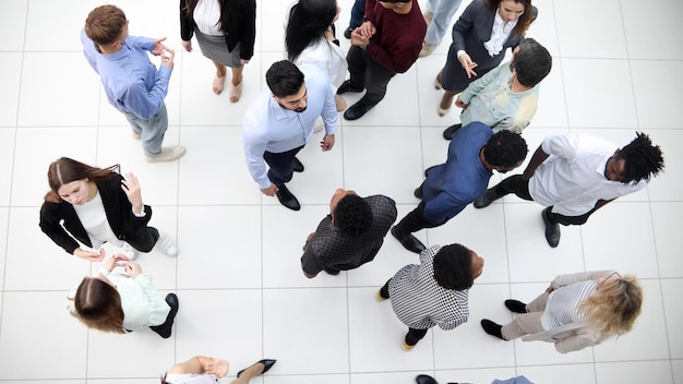 persone in piedi nell'atrio dell'ufficio mentre la gente passa