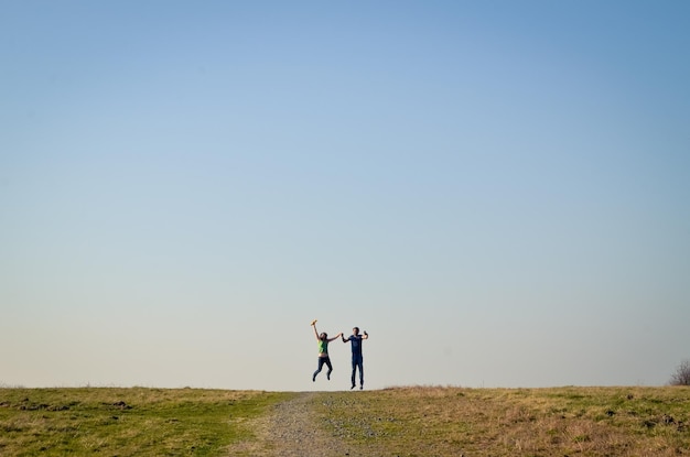 Persone in piedi sul campo contro il cielo limpido