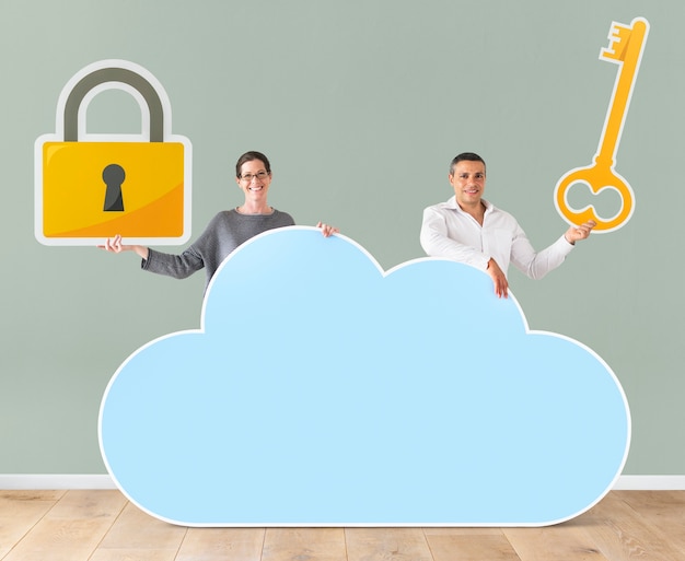 Persone in possesso di icone di sicurezza e cloud