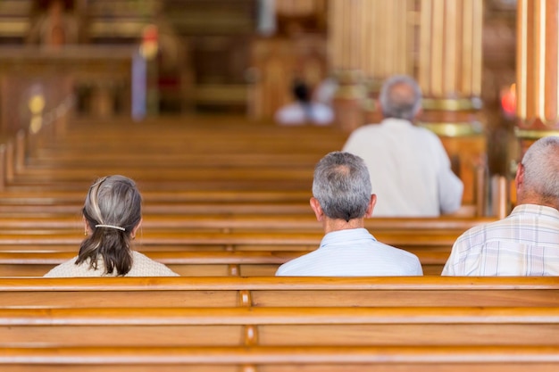 Persone in preghiera nella chiesa di Guatape