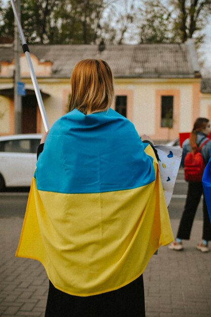 persone in protesta con la bandiera ucraina Editoriale Repubblica di Moldova 24 aprile 2022