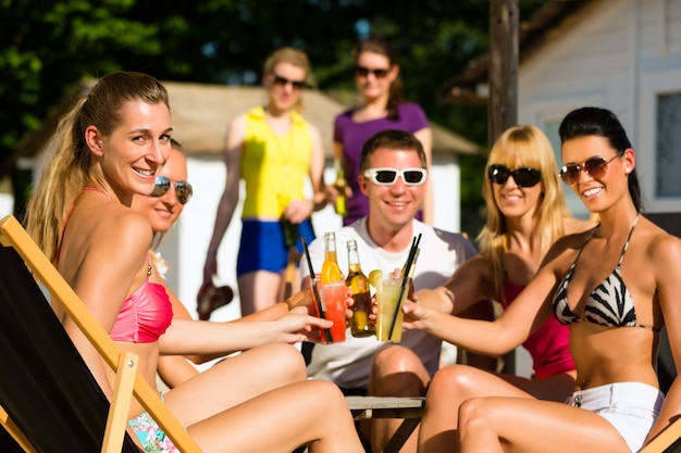 Persone in spiaggia bevendo una festa