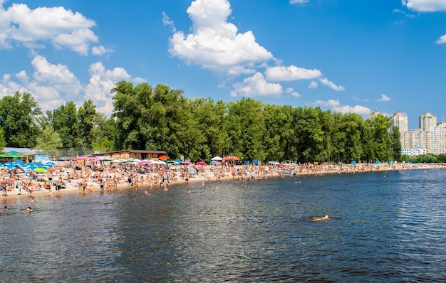 Persone in una spiaggia. Attività ricreative a Kiev, Ucraina