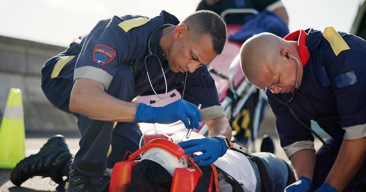 Foto persone incidente e emergenza su strada con torcia per la risposta all'allievo trauma cranico o supporto vitale con controllo primo soccorso di sicurezza o assicurazione sanitaria o lesioni da commozione cerebrale su ambulanza di strada o crisi