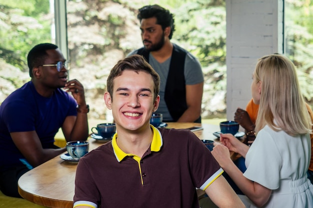 Persone internazionali che bevono tè (caffè) nella caffetteria