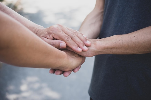 Persone mano nella mano concetto di speranza