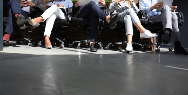 Persone moderne stressanti in attesa di un colloquio di lavoro.