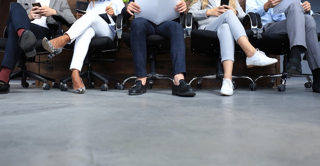 Persone moderne stressanti in attesa di un colloquio di lavoro.