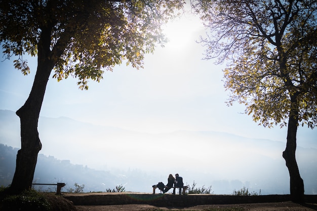 Persone nel bellissimo parco con vista sulla città