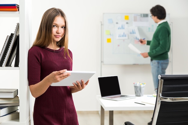 Persone nel lavoro di squadra dell'ufficio