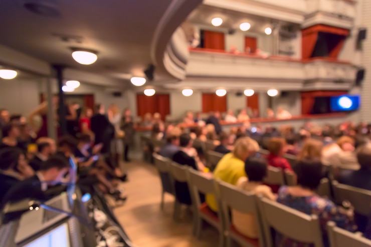 Foto persone nell'auditorium teatrale durante lo spettacolo. immagine sfocata