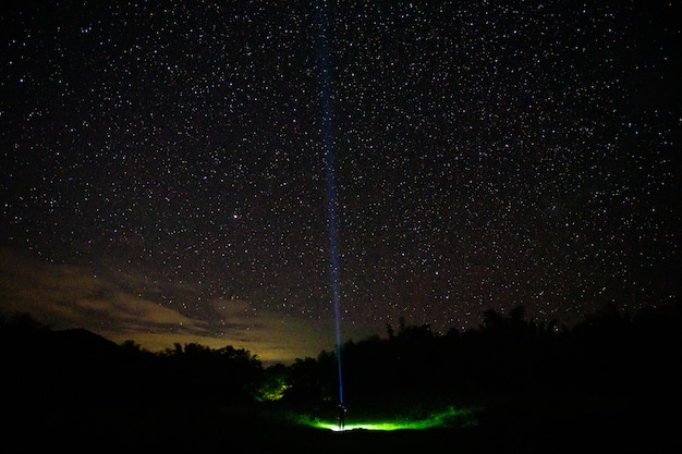 Persone nella notte oscura con bella stella al parco naturale