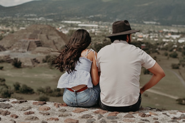 Persone nelle piramidi di Teotihuacan in Messico