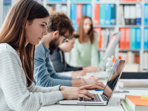 Persone nello spazio di coworking