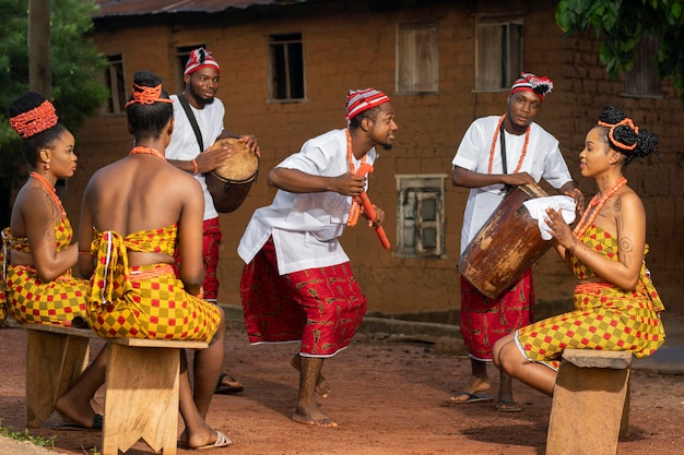 Persone nigeriane a tutto campo che festeggiano fuori