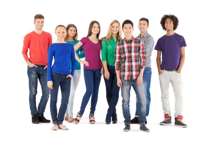 Foto persone occasionali. integrale di giovani allegri che sorridono alla macchina fotografica mentre stanno isolati su white