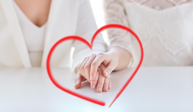 persone, omosessualità, matrimonio omosessuale e concetto di amore - primo piano di mani di coppia lesbica sposata felice