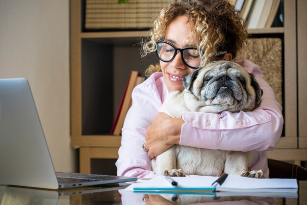 Persone proprietario del cane e stile di vita felice a casa insieme