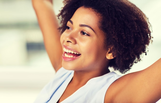 persone, razza, etnia e concetto di successo - volto di felice giovane donna afroamericana che celebra la vittoria