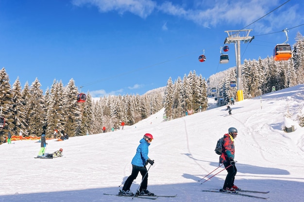 Persone Sciatori che sciano nella stazione sciistica Zillertal Arena in Tirolo a Mayrhofen in Austria nelle Alpi invernali. Sciare nelle montagne alpine con neve bianca e cielo blu. Funivie nelle piste innevate austriache.