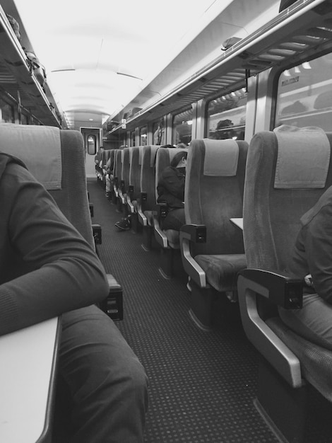 Persone sedute in treno