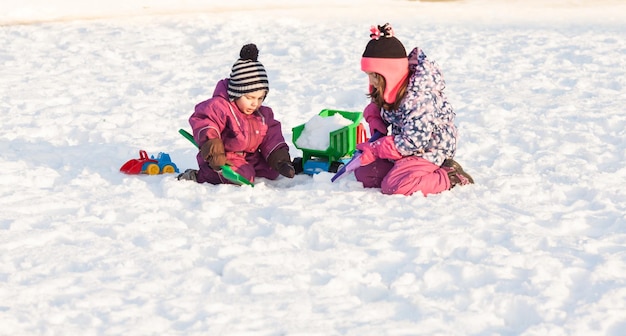 Persone sedute nella neve