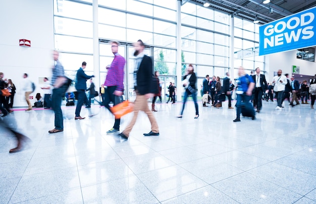 Persone sfocate a una fiera