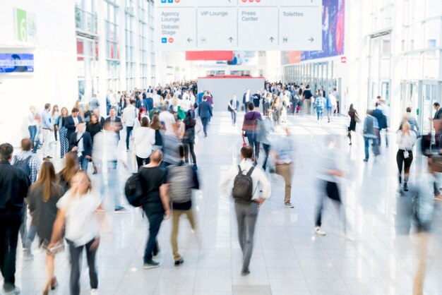 Persone sfocate a una fiera