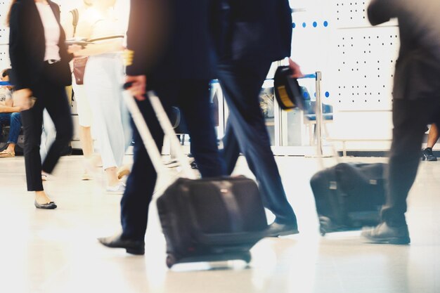 Persone sfocate in movimento all'aeroporto pronte per l'imbarco