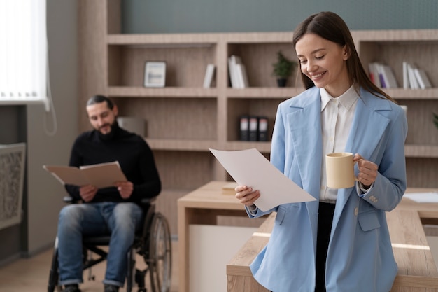 Persone sorridenti di tiro medio al lavoro