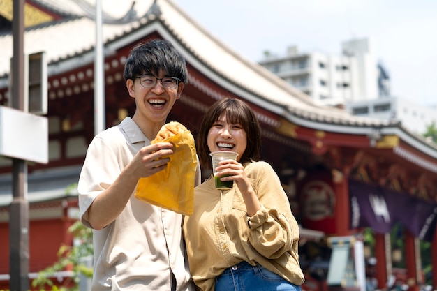 Persone sorridenti di tiro medio con cibo gustoso