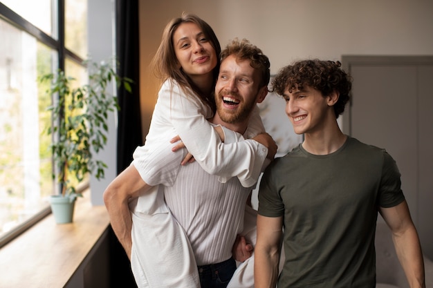 Persone sorridenti di vista frontale in relazione poliamore