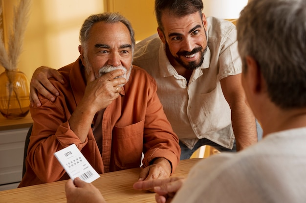 Persone sorridenti di vista laterale all'interno