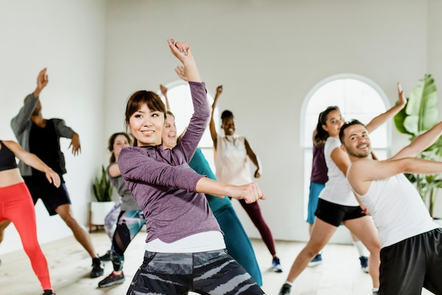 Persone sportive che ballano in una palestra